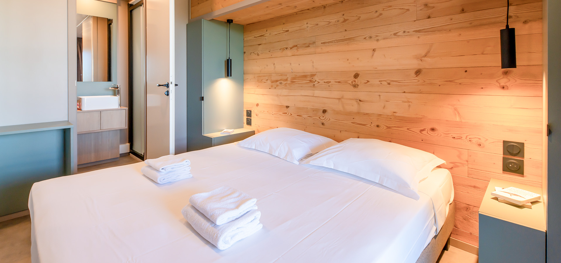 Camping san damiano bungalow vista chambre principale salle de bain
